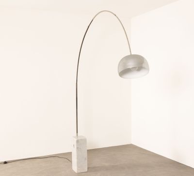 une image représentant une lampe posée sur un bloc de béton