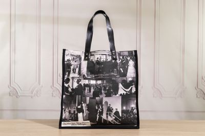 une photo en noir et blanc d'un sac fourre-tout posé sur une table