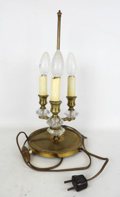 gros plan d'une lampe sur une table avec un cordon