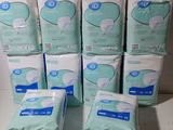 six paquets de couches jetables pour bébés empilés les uns sur les autres