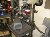 une machine posée sur une table dans une pièce