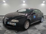 la photo d'une voiture noire garée dans un garage