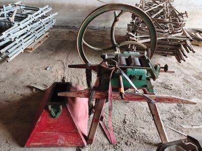 une machine posée par terre à côté d'un tas de bois