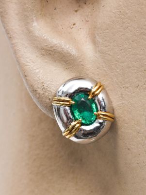 Paire de clips d'oreilles en or de deux tons centrée d'émera…