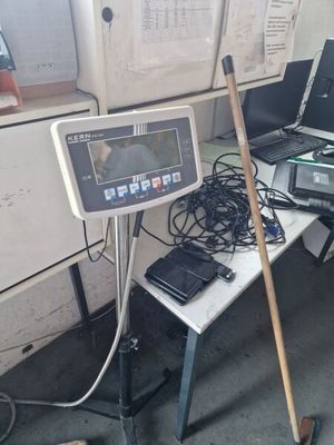 un ordinateur portable posé sur une table à côté d'un écran d'ordinateur