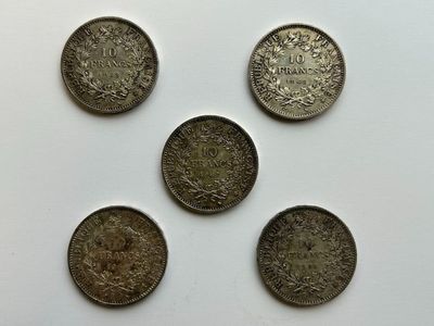 six pièces différentes sont disposées en ligne sur une surface blanche