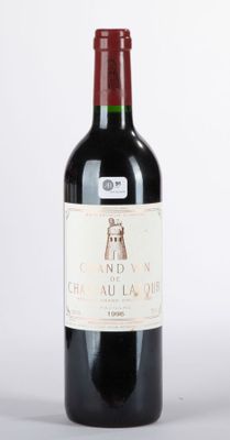 une bouteille de vin posée sur une table