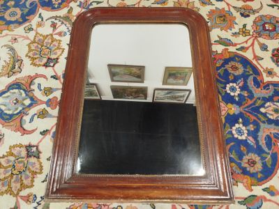 un miroir posé par terre devant un tapis