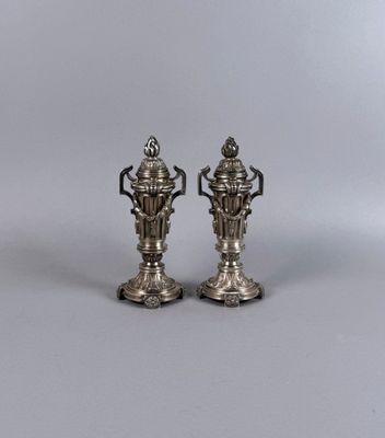 Paire de cassolettes pouvant former bougeoirs en bronze arge… - Photo 1