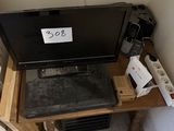 un ordinateur portable posé sur un bureau en bois