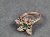 Gros plan sur une bague contenant une pierre verte