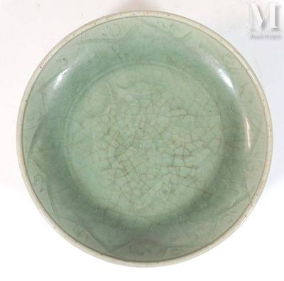 un bol vert dont la surface est craquelée