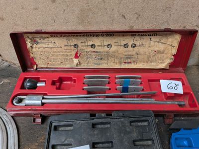 une boîte à outils rouge avec des outils sur le sol