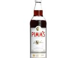 une bouteille de rhum posée sur une table