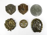six insignes de formes et de tailles variées sont représentés sur un fond blanc