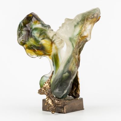 une image représentant une sculpture d'une femme tenant une fleur