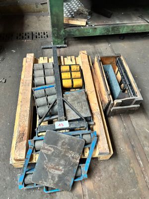 un tas d'outils posé sur une palette