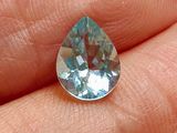 une image représentant une personne tenant un diamant bleu dans la main