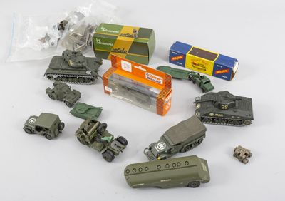 beaucoup de petits véhicules militaires et d'autres objets sur la table