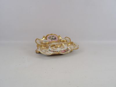 figurine en porcelaine représentant une femme dans un bateau, ornée de motifs roses et dorés