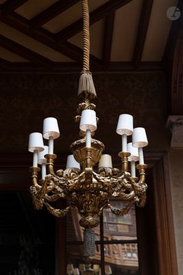 un lustre suspendu au plafond d'un immeuble