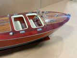 une maquette de bateau en bois exposée dans une pièce