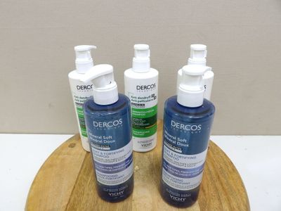 trois bouteilles de Dercoss sont posées sur une planche à découper