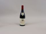 une bouteille de vin posée sur une table