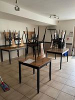 Mobilier de salle de restauration à savoir : 4 tables 2 couv… (photo 4)