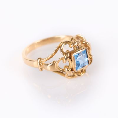 Bague en or (750‰), sertie d'une pierre bleue taille princes… - Photo 1