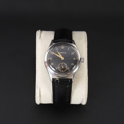 une montre posée sur un tissu blanc