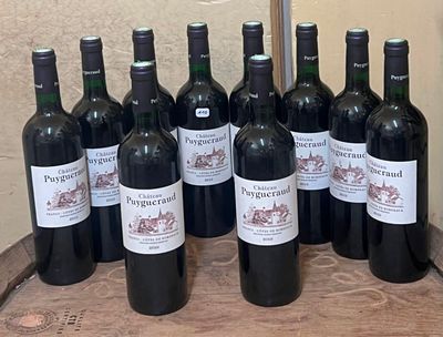 plusieurs bouteilles de vin posées sur un tonneau en bois