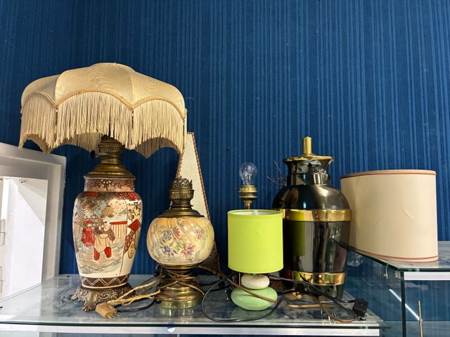 Lot de lampes modernes, une lampe en porcelaine polychrome (accid