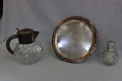 un plateau en argent avec un miroir et deux vases en verre