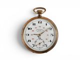 gros plan d'une montre de poche sur une surface blanche