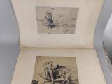 un vieux livre ouvert sur deux photos représentant un homme et une femme