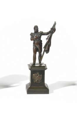 une statue représentant un homme tenant un drapeau, posée sur un socle