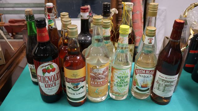 Lot comprenant 5 bouteilles de Rhum, Kirsh, Sucre de canne liquid...