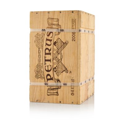 une boîte en bois avec une étiquette de vin