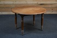 Table à abattant à allonges en bois naturel reposant sur qua…