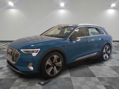 Le nouveau SUV concept Audi e-trac est exposé dans un showroom