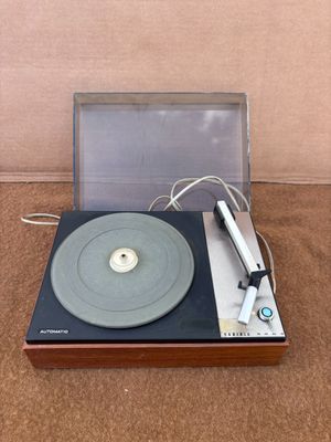 un tourne-disque posé par terre