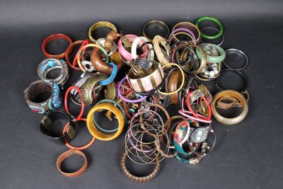 un tas de bracelets assortis posés sur une surface noire