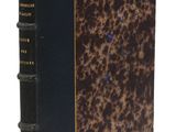 un vieux livre avec une couverture à motif léopard et une reliure noire