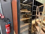 une grande vitrine contenant de nombreux plateaux de nourriture