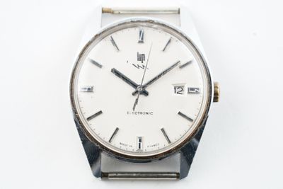 gros plan d'une montre-bracelet sur une surface blanche