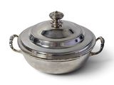 casserole plaquée argent avec couvercle et poignées, sur fond blanc