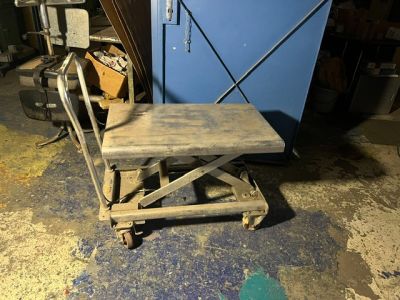 une petite table posée sur un chariot
