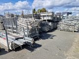 de nombreuses palettes en bois entassées sur un parking