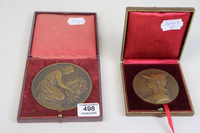 une médaille d'or dans un coffret rouge orné d'un ruban rouge